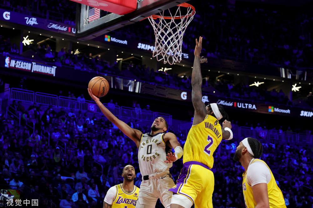 荣耀使他在 荣耀使他在