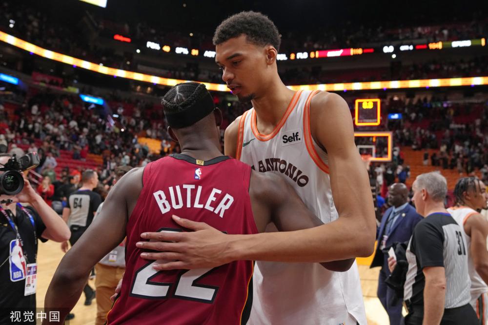 她的团队并 她的团队并